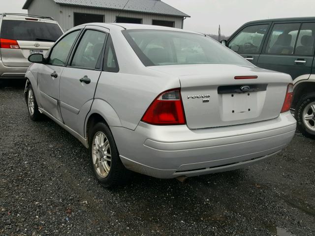 1FAFP34N97W311145 - 2007 FORD FOCUS ZX4 SILVER photo 3