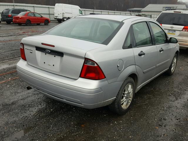 1FAFP34N97W311145 - 2007 FORD FOCUS ZX4 SILVER photo 4