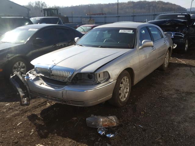 2LNBL8CV2AX624550 - 2010 LINCOLN TOWN CAR S SILVER photo 2