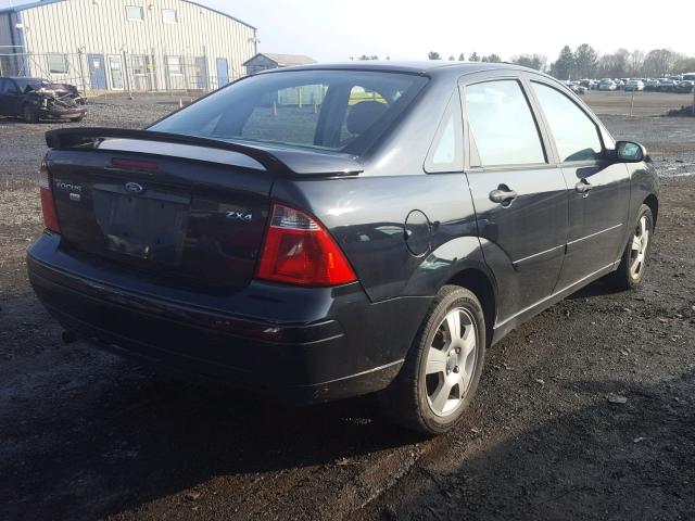 1FAFP34N35W148733 - 2005 FORD FOCUS ZX4 BLACK photo 4