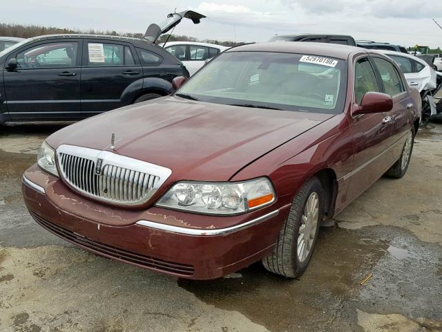 1LNHM82W53Y637815 - 2003 LINCOLN TOWN CAR S BURGUNDY photo 2