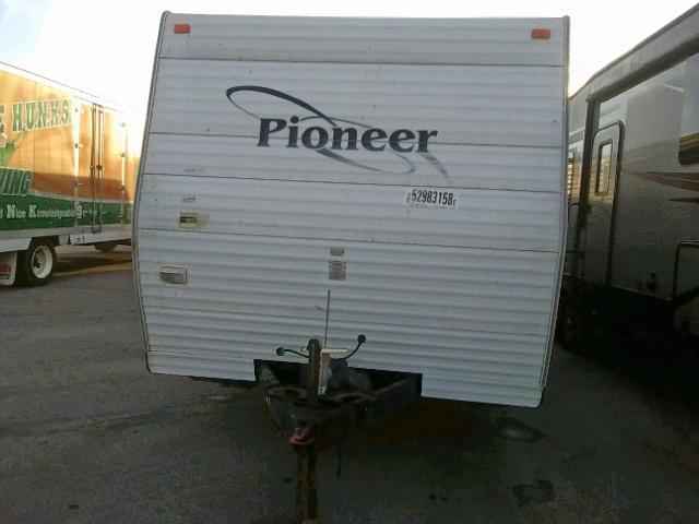 1EB1C302X66012157 - 2006 FLEETWOOD PIONEER  WHITE photo 2