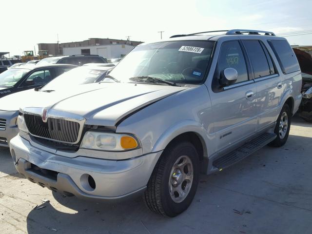 5LMEU27A0YLJ32313 - 2000 LINCOLN NAVIGATOR Күміс фото 2