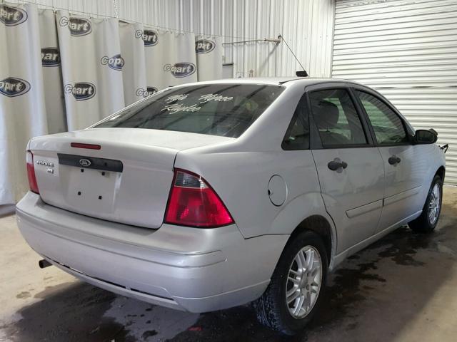 1FAFP34N87W253822 - 2007 FORD FOCUS ZX4 SILVER photo 4