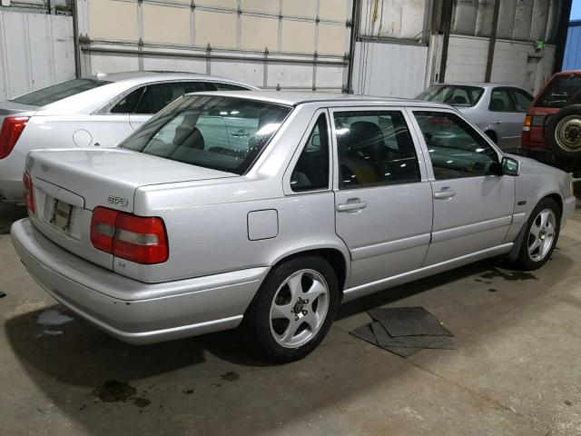 YV1LS5370W1483421 - 1998 VOLVO S70 T5 TUR SILVER photo 4