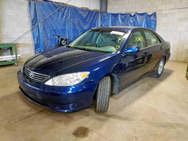 JTDBE30K453032159 - 2005 TOYOTA CAMRY LE BLUE photo 2