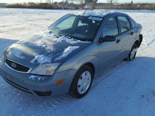 1FAFP34N96W246540 - 2006 FORD FOCUS ZX4 GRAY photo 2