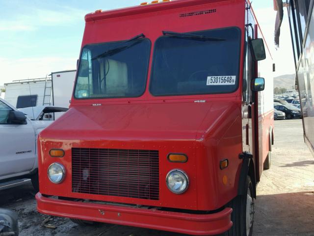 4UZA4FAD6YCH39542 - 2000 FREIGHTLINER CHASSIS M RED photo 2
