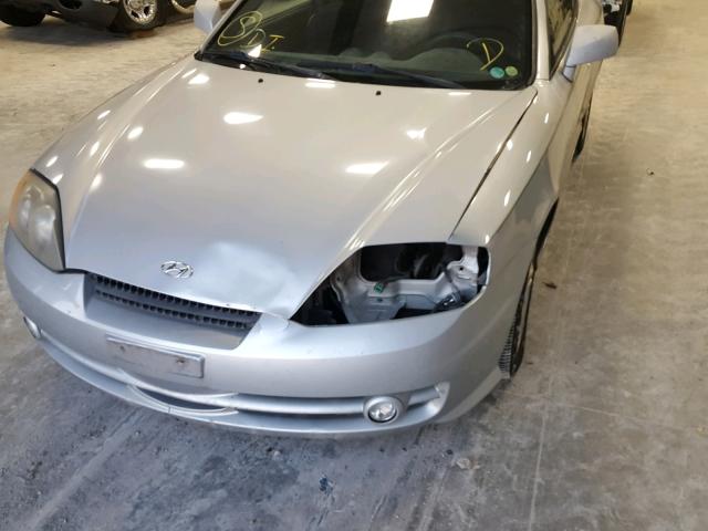 KMHHM65D34U107205 - 2004 HYUNDAI TIBURON SILVER photo 9