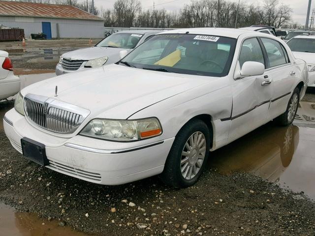 1LNHM81W94Y667225 - 2004 LINCOLN TOWN CAR E WHITE photo 2