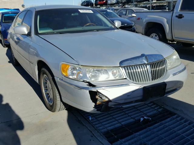 1LNHM83W52Y657477 - 2002 LINCOLN TOWN CAR C SILVER photo 1