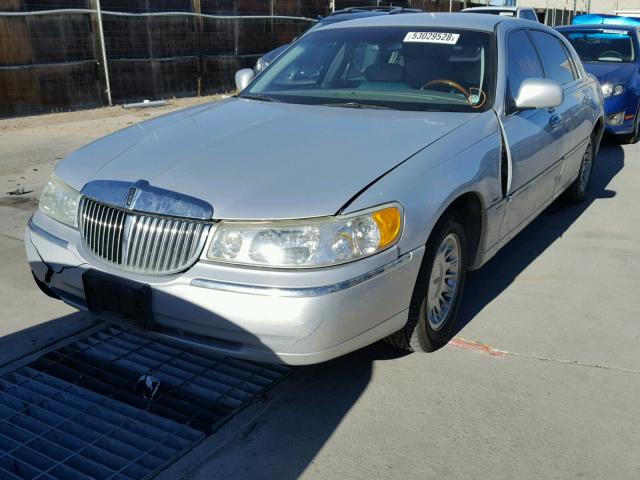 1LNHM83W52Y657477 - 2002 LINCOLN TOWN CAR C SILVER photo 2