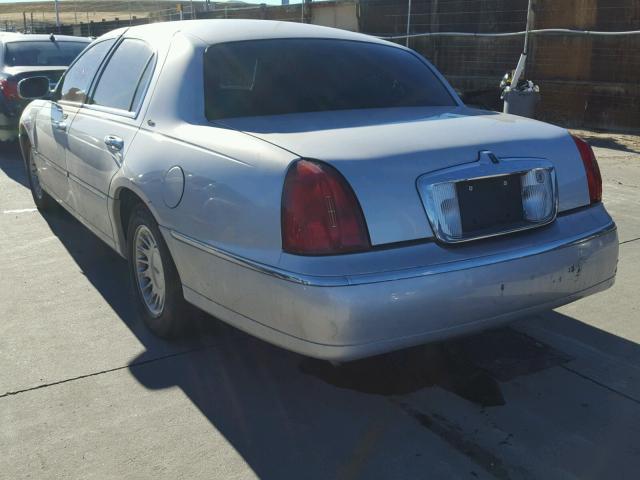 1LNHM83W52Y657477 - 2002 LINCOLN TOWN CAR C SILVER photo 3