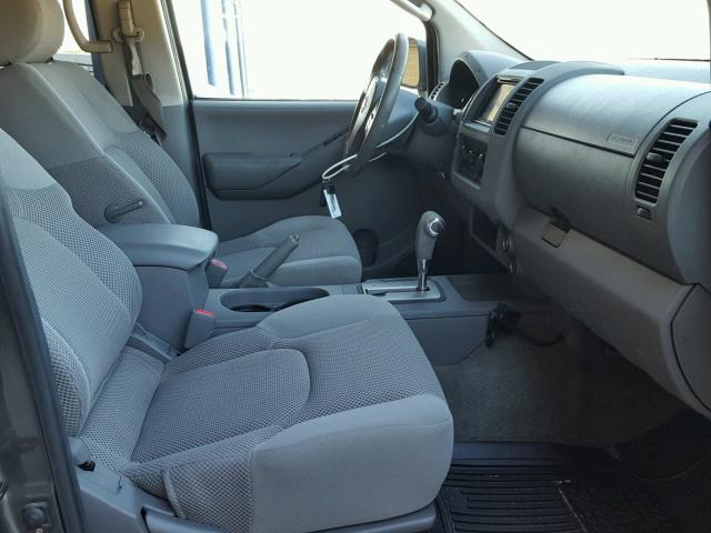 1N6AD07U95C415256 - 2005 NISSAN FRONTIER C GRAY photo 5