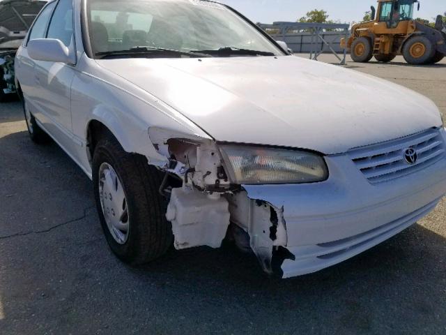 JT2BG22K5X0379921 - 1999 TOYOTA CAMRY LE WHITE photo 9