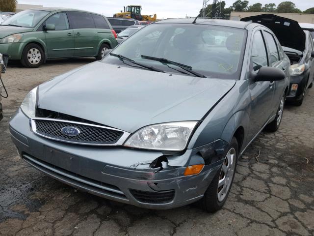 1FAFP34N55W176467 - 2005 FORD FOCUS ZX4 GREEN photo 2