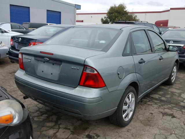 1FAFP34N55W176467 - 2005 FORD FOCUS ZX4 GREEN photo 4