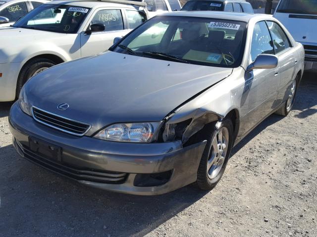 JT8BF28G910330708 - 2001 LEXUS ES 300 GREEN photo 2