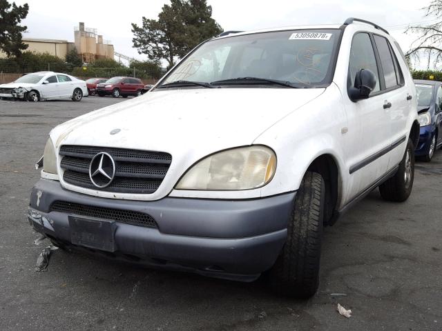 4JGAB54E9XA107775 - 1999 MERCEDES-BENZ ML 320 WHITE photo 2