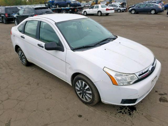 1FAHP34NX8W142604 - 2008 FORD FOCUS S/SE WHITE photo 1