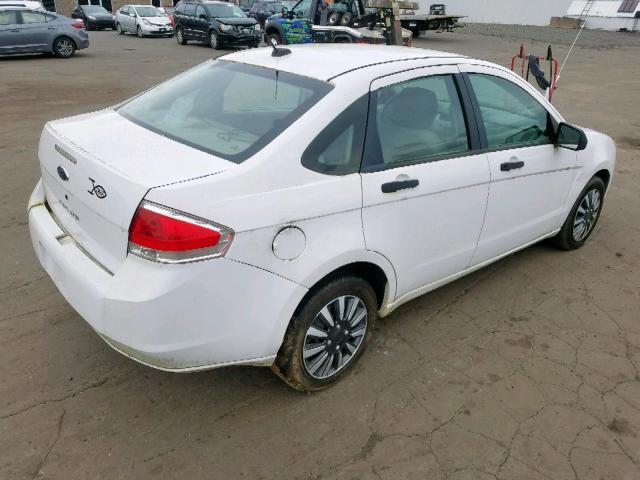 1FAHP34NX8W142604 - 2008 FORD FOCUS S/SE WHITE photo 4