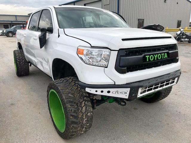 5TFDW5F13HX621829 - 2017 TOYOTA TUNDRA CRE WHITE photo 1