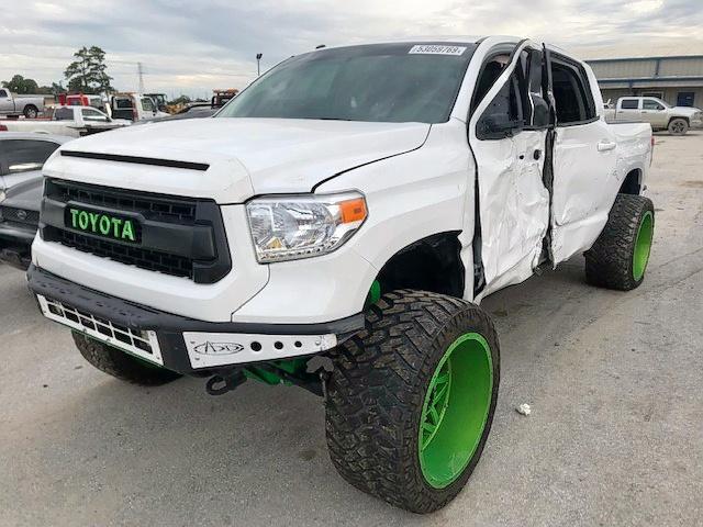 5TFDW5F13HX621829 - 2017 TOYOTA TUNDRA CRE WHITE photo 2