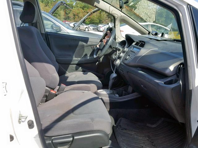 JHMGE8H32DC005068 - 2013 HONDA FIT WHITE photo 5