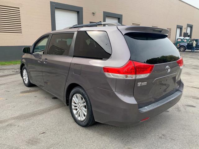 5TDYK3DC9BS022758 - 2011 TOYOTA SIENNA XLE GRAY photo 2