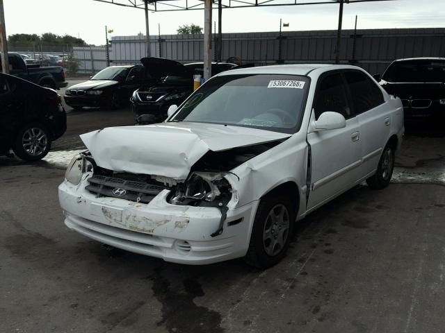 KMHCG45C65U645296 - 2005 HYUNDAI ACCENT GL WHITE photo 2