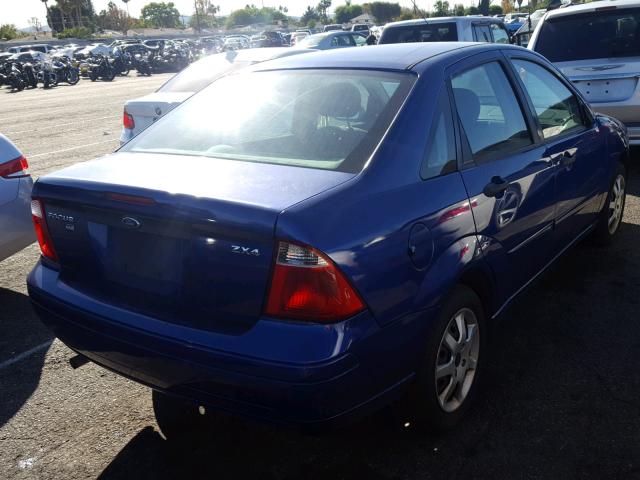 1FAFP34N35W264367 - 2005 FORD FOCUS ZX4 BLUE photo 4