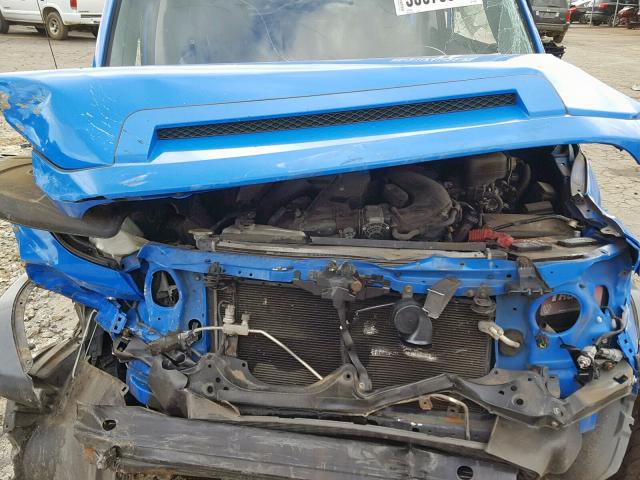 JTEBU11F470059483 - 2007 TOYOTA FJ CRUISER BLUE photo 7