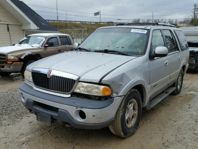 5LMPU28A3XLJ23305 - 1999 LINCOLN NAVIGATOR ვერცხლისფერი ფოტო 2