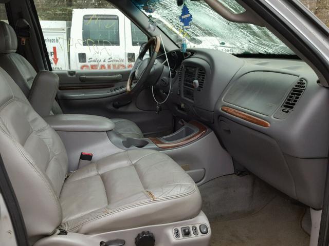 5LMPU28A3XLJ23305 - 1999 LINCOLN NAVIGATOR ვერცხლისფერი ფოტო 5
