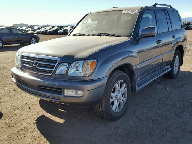 JTJHT00W354001042 - 2005 LEXUS LX 470 GRAY photo 2