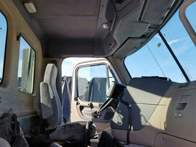 1FUJGBDV0BSAX2773 - 2011 FREIGHTLINER CASCADIA 1 WHITE photo 5