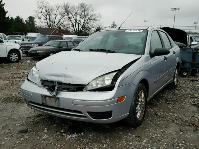 1FAFP34N85W186216 - 2005 FORD FOCUS ZX4 SILVER photo 2