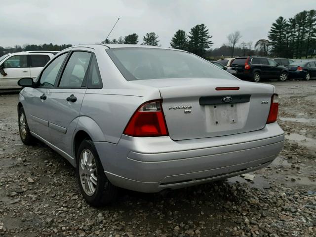 1FAFP34N85W186216 - 2005 FORD FOCUS ZX4 SILVER photo 3