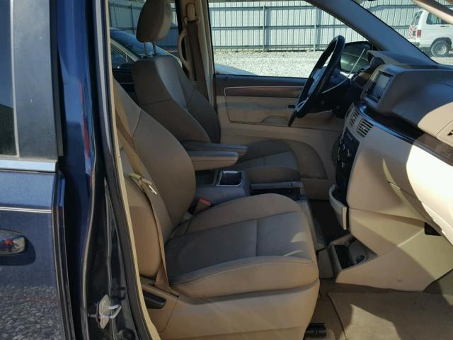 2V8HW34199R546647 - 2009 VOLKSWAGEN ROUTAN SE BLUE photo 5