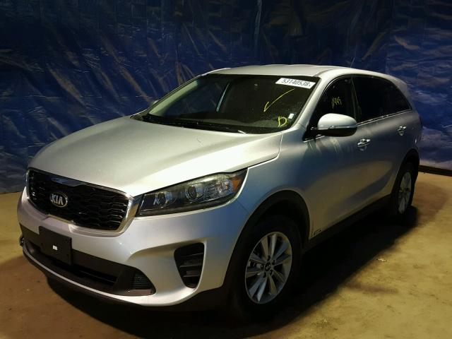 5XYPGDA56KG489318 - 2019 KIA SORENTO LX SILVER photo 2