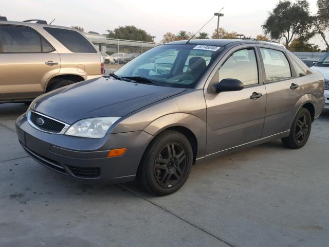 1FAFP34N57W247654 - 2007 FORD FOCUS ZX4 GRAY photo 2