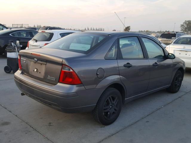 1FAFP34N57W247654 - 2007 FORD FOCUS ZX4 GRAY photo 4