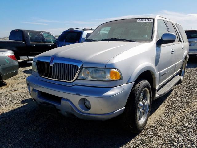 5LMPU28A3YLJ11513 - 2000 LINCOLN NAVIGATOR 银色 照片 2