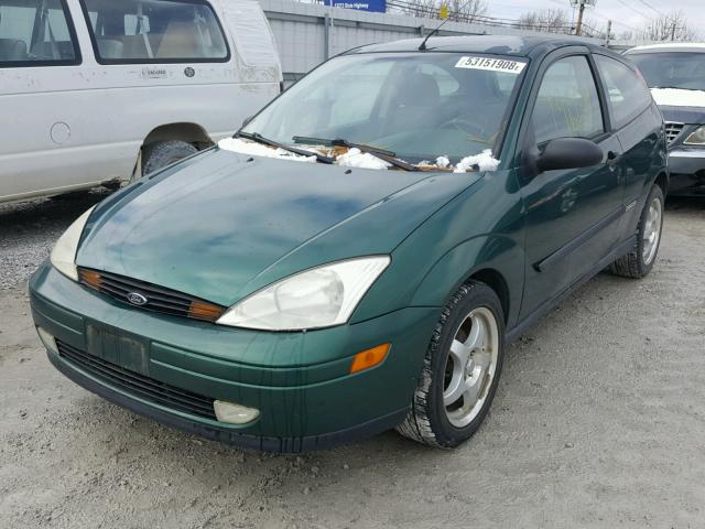 3FAFP3137YR218941 - 2000 FORD FOCUS ZX3 GREEN photo 2