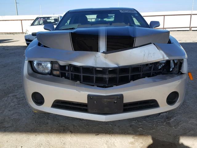 2G1FA1E31C9138598 - 2012 CHEVROLET CAMARO LS SILVER photo 9