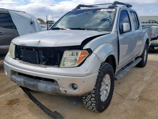 1N6AD07WX5C455492 - 2005 NISSAN FRONTIER C SILVER photo 2