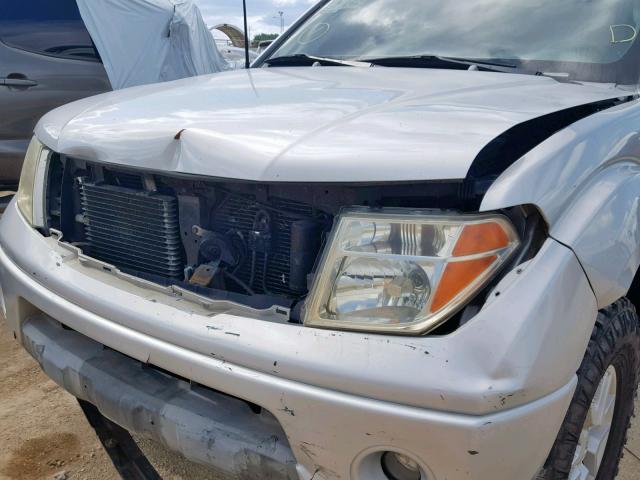 1N6AD07WX5C455492 - 2005 NISSAN FRONTIER C SILVER photo 9