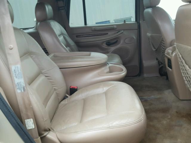 5LMPU28L8WLJ26927 - 1998 LINCOLN NAVIGATOR Бежевый фото 6