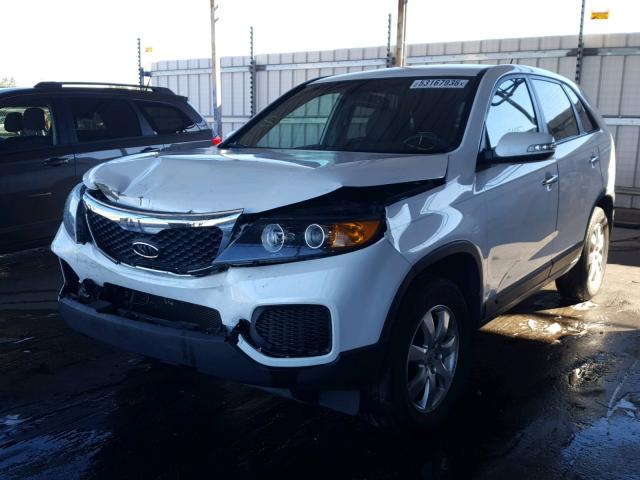 5XYKT3A1XDG371367 - 2013 KIA SORENTO LX WHITE photo 2