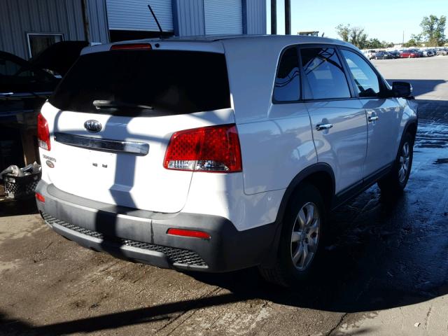 5XYKT3A1XDG371367 - 2013 KIA SORENTO LX WHITE photo 4